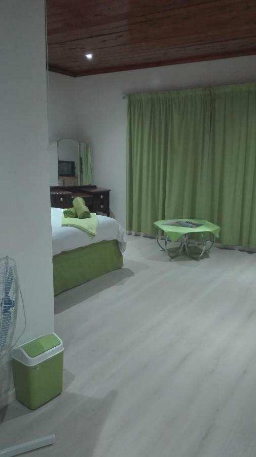 Guest Lodge On The Edge 斯托姆勒菲 外观 照片